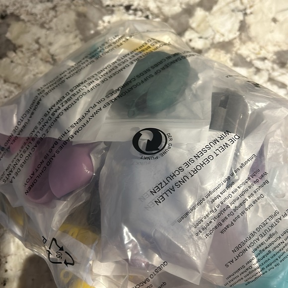 Around 50 AirPod cases - Picture 3 of 3